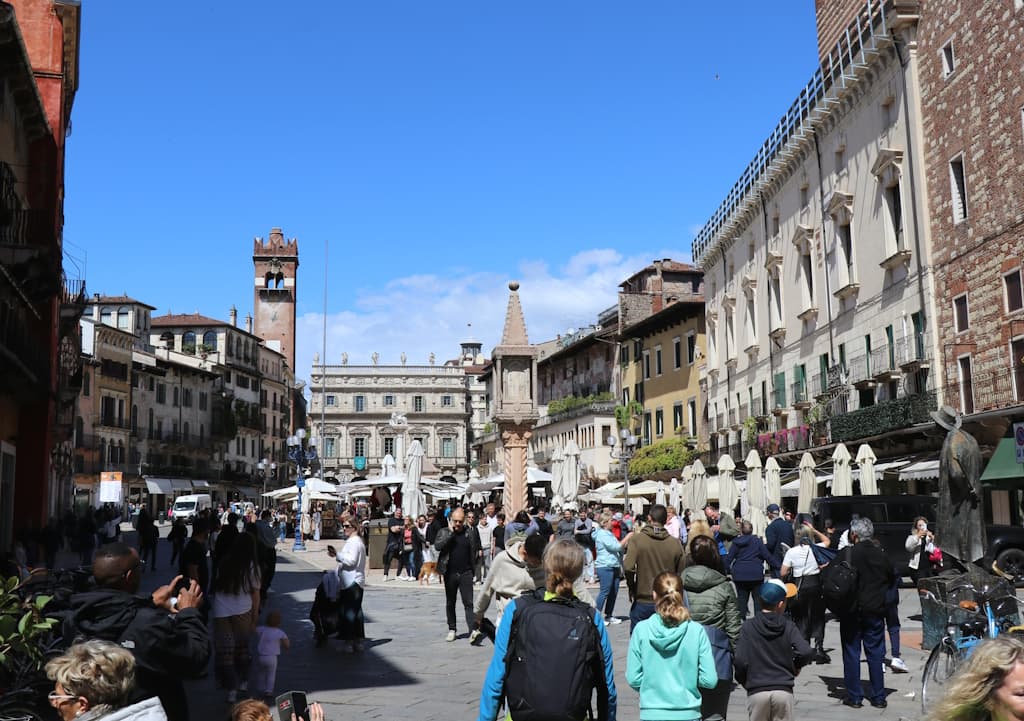 piazza-delle-erbe-verona (4)