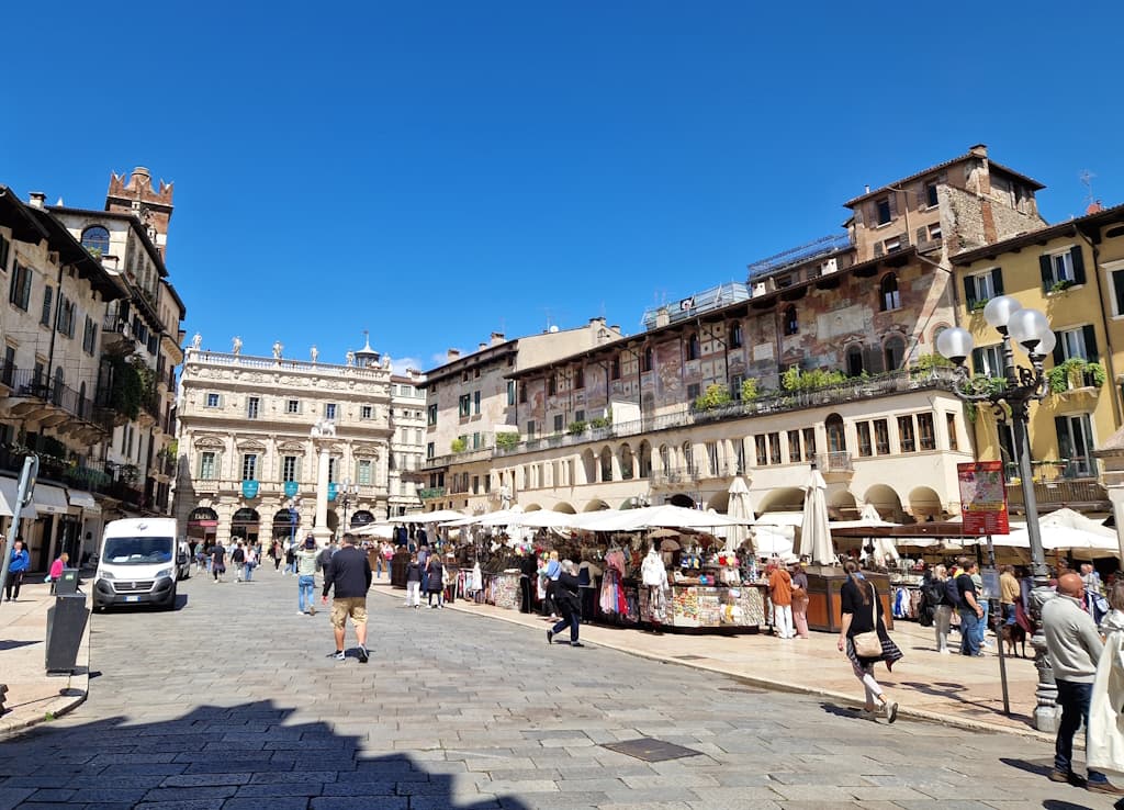 piazza-delle-erbe-verona (8)